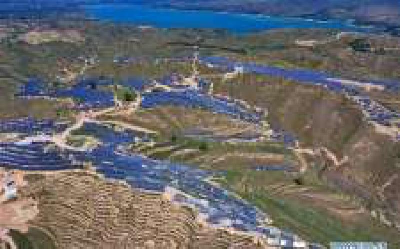 光电厂建在娄烦县荒山上，利用太阳能