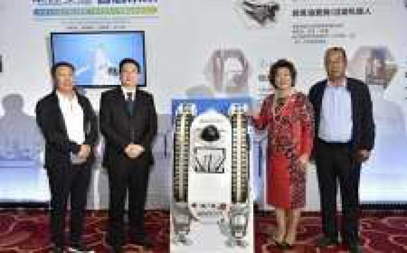 世界首发“风光智能运维机器人”亮相风电之都