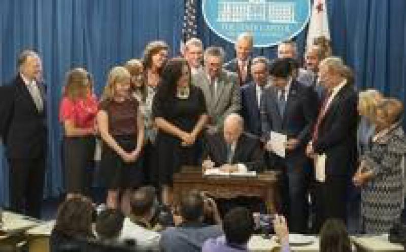 州长布朗在加利福尼亚州签署了100％清洁能源法案