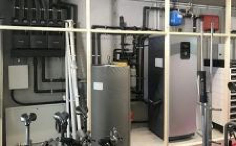 独立式住宅，配有太阳能电池和地热空调