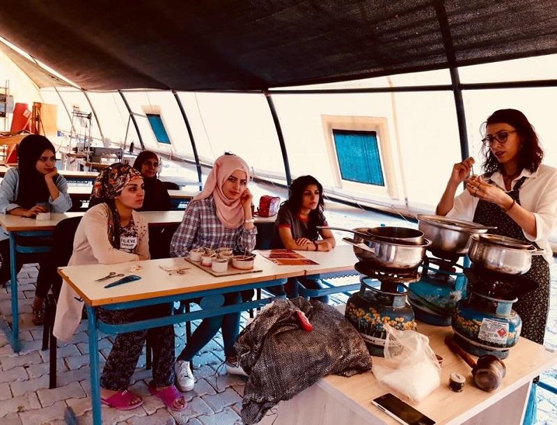 难民妇女接受可再生能源课程