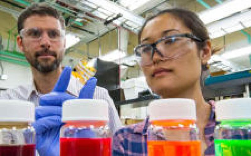 科学家们给太阳能光伏发电做了大量工作