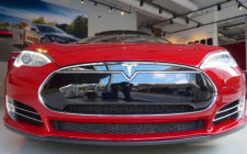 随着特斯拉最终获利，太阳能和存储业务稳步增长