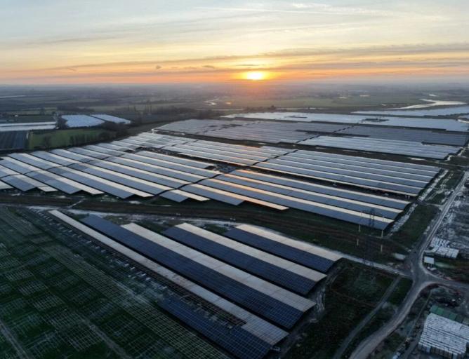英国最大太阳能园区克利夫山投入运营 配套储能项目建设中