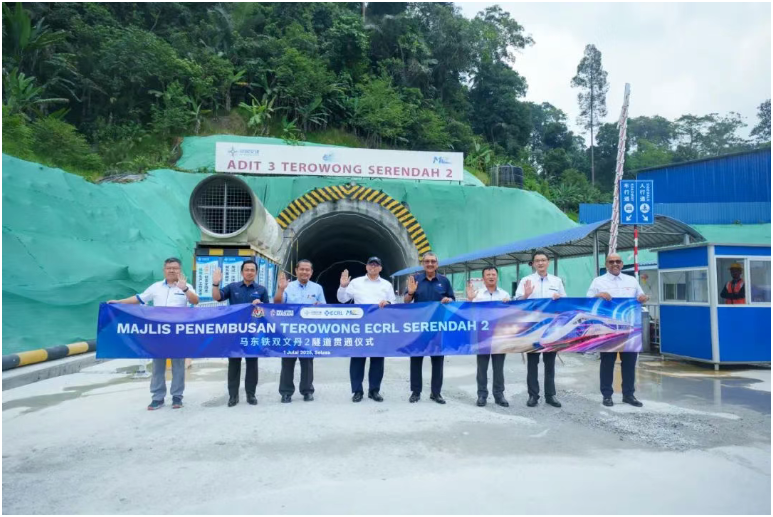 马东铁项目第二长隧双文丹2号隧道贯通