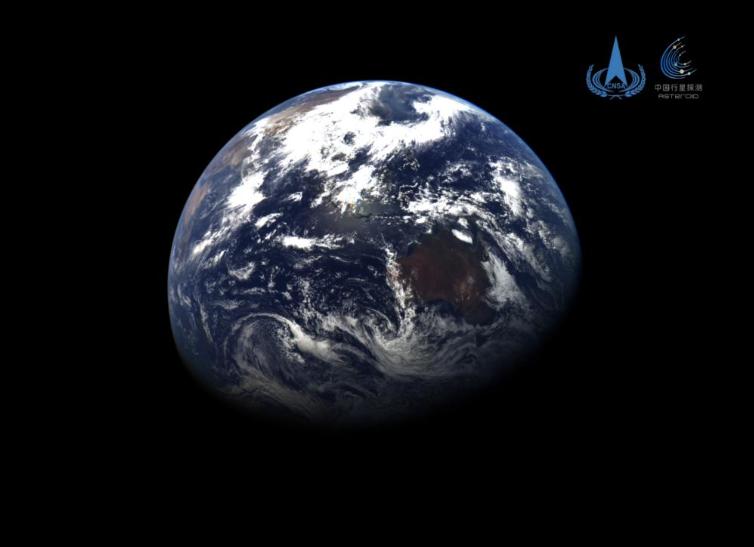 中国发布天问二号探测器拍摄的地月影像图