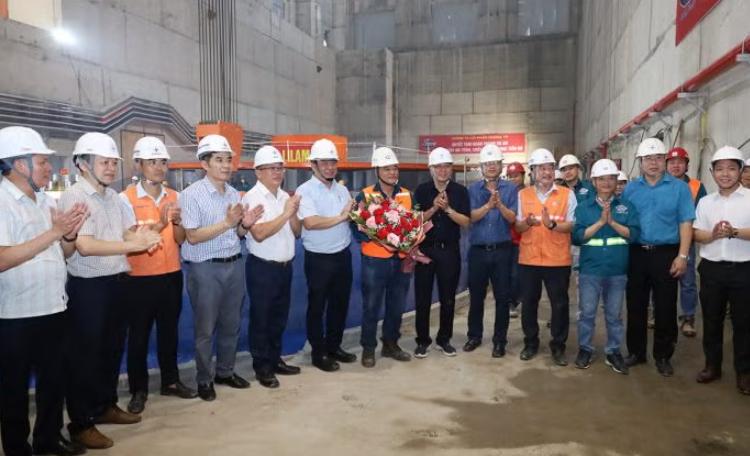 越南和平水电站扩建项目转子安装