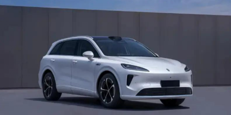 余承东与上汽集团总裁贾健旭试驾尚界H5 新车将于9月上市