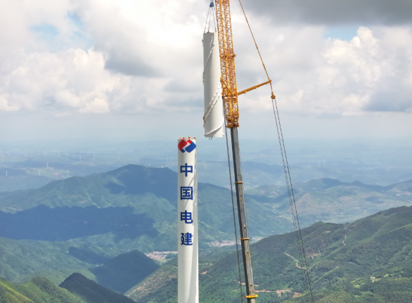 湖南欧阳海风电场二期项目完成首台风机吊装