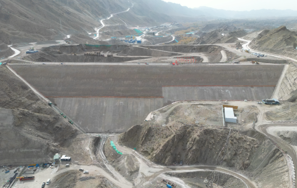 新疆哈密抽水蓄能电站下水库大坝完成封顶工程