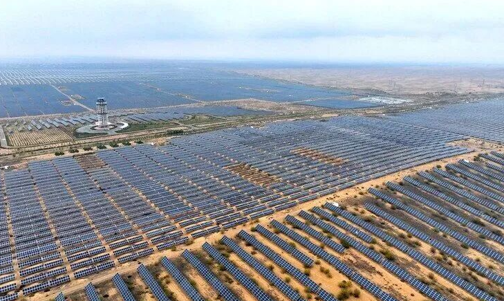 库布其沙漠达拉特光伏电站推进生态治理与能源转型