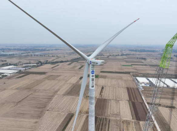 中国山东莘县312.5兆瓦风电项目首座风机顺利吊装