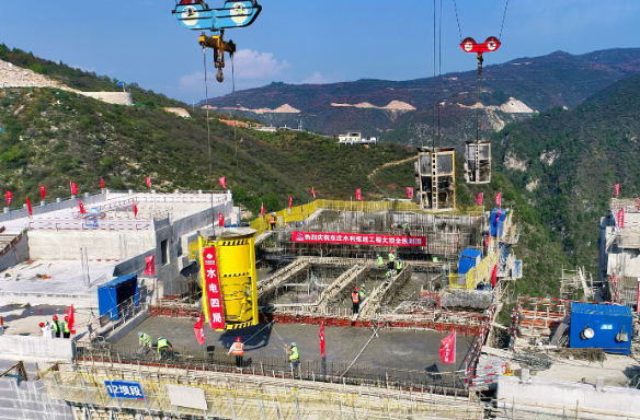 中国陕西东庄水利枢纽工程大坝全线浇筑到顶