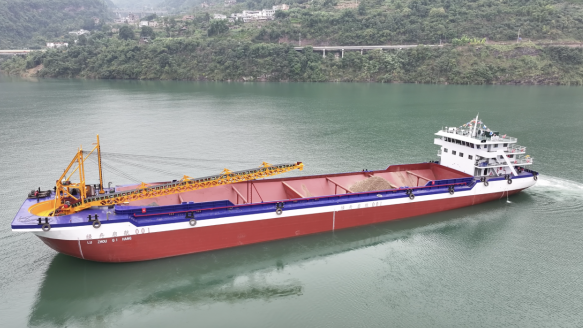 全国首艘5000吨级醇氢电动自卸砂船舶完成首航