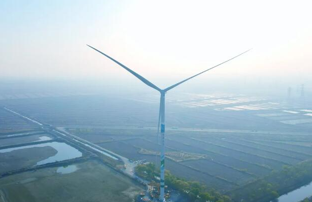 华润宝坻风电项目Ⅲ标段首台风机吊装完成