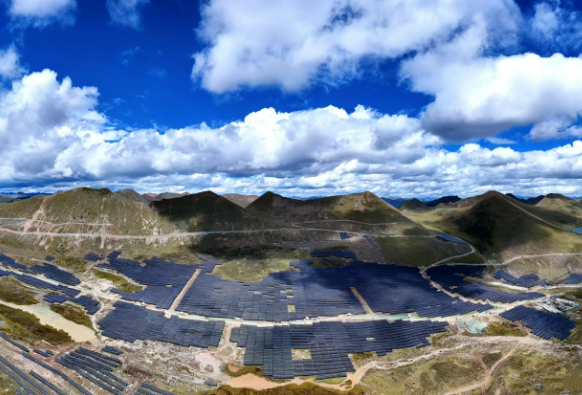 国内在建最高海拔大型地面集中式光伏项目首次并网