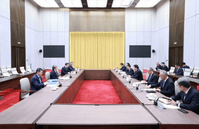 中国国家电网公司董事长张智刚会见哈萨克斯坦电网公司董事会主席纳比·艾特扎诺夫