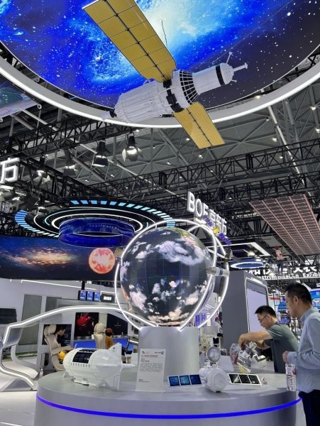 2026世界制造业大会先进光伏专区:无限光辉展示“太空电站”组网方案